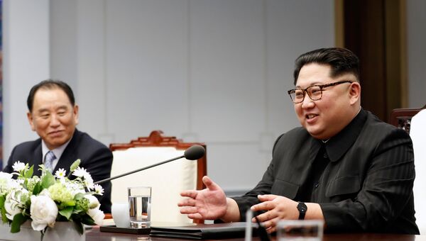 Лидер Северной Кореи Ким Чен Ын  во время переговоров с президентом Южной Кореи Мун Чжэ Ином на межкорейском саммите. 27 апреля 2018