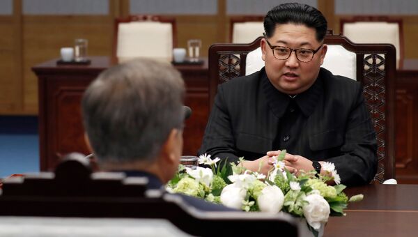Лидер Северной Кореи Ким Чен Ын во время переговоров с президентом Южной Кореи Мун Чжэ Ином на межкорейском саммите. 27 апреля 2018