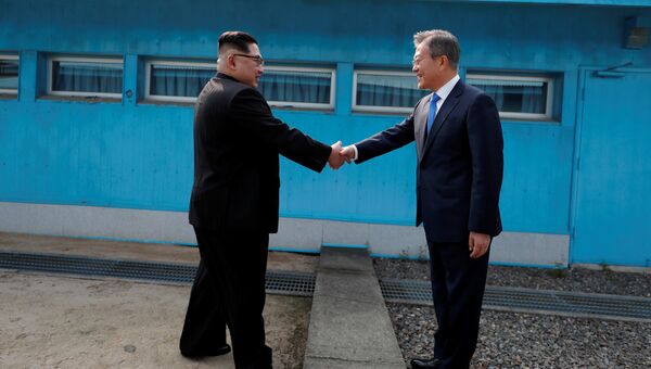 Встреча лидера КНДР Ким Чен Ына и президента Южной Кореи Мун Чжэ Ина в демилитаризованной зоне. 27 апреля 2018