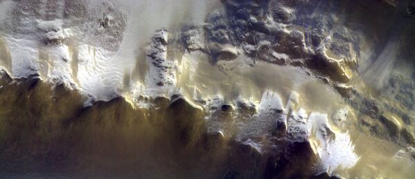 Цветная фотография кратера Королева, полученная камерой зонда ЭкзоМарс-TGO
