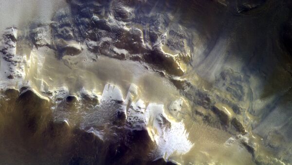 Цветная фотография кратера Королева, полученная камерой зонда ЭкзоМарс-TGO. Архивное фото