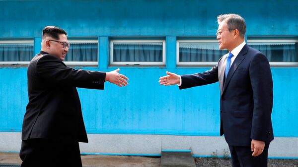 Встреча лидеров Северной и Южной Корей Ким Чен Ына и Мун Чжэ Ина. Архивное фото