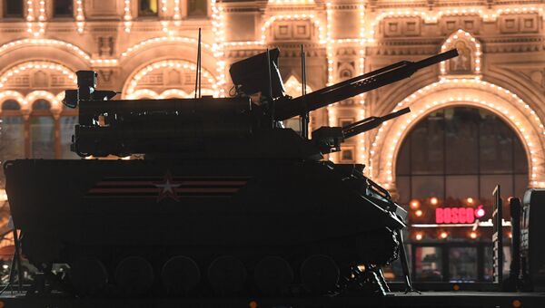 Роботизированный комплекс Уран-9 на ночной репетиции военного парада на Красной площади, посвященного 73-й годовщине Победы в Великой Отечественной войне.