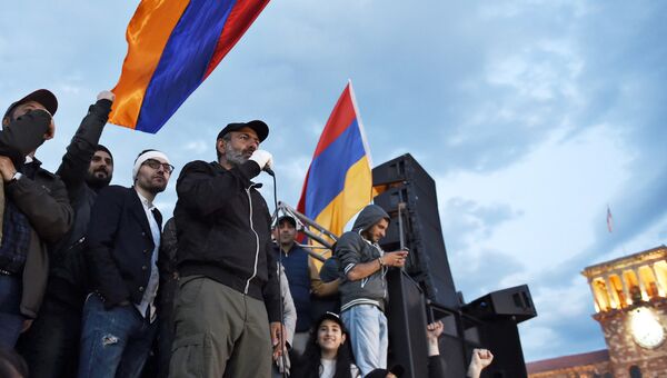Никол Пашинян выступает во время митинга сторонников оппозиции в Ереване