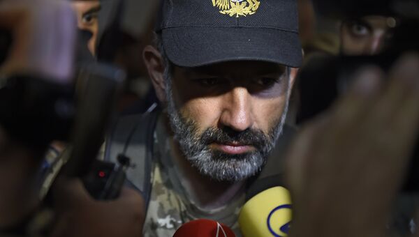 Лидер протестного движения Никол Пашинян приехал на встречу с исполняющим обязанности премьер-министром Армении Кареном Карапетяном. 27 апреля 2018