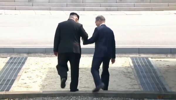 Лидеры двух Корей взялись за руки и перешагнули линию разграничения в КНДР