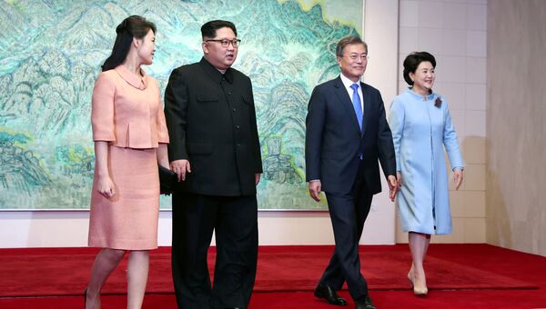 Лидер Северной Кореи Ким Чен Ын с супругой Ли Соль Чу и президент Южной Кореи Мун Чжэ Ин с супругой Ким Чжон Сук