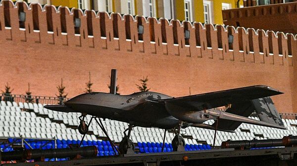 Ударный беспилотный самолет Корсар во время прохода военной техники на репетиции парада Победы на Красной площади