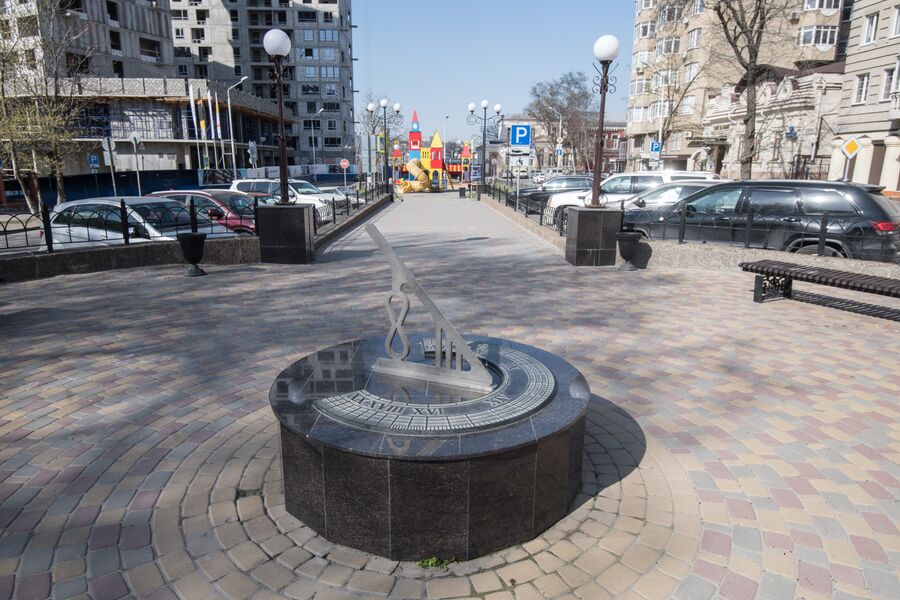 Солнечные часы на улице Пушкинская в Ростове-на-Дону
