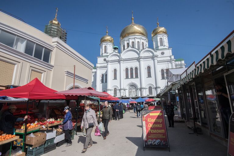 Центральный рынок и Кафедральный собор Рождества Пресвятой Богородицы в Ростове-на-Дону