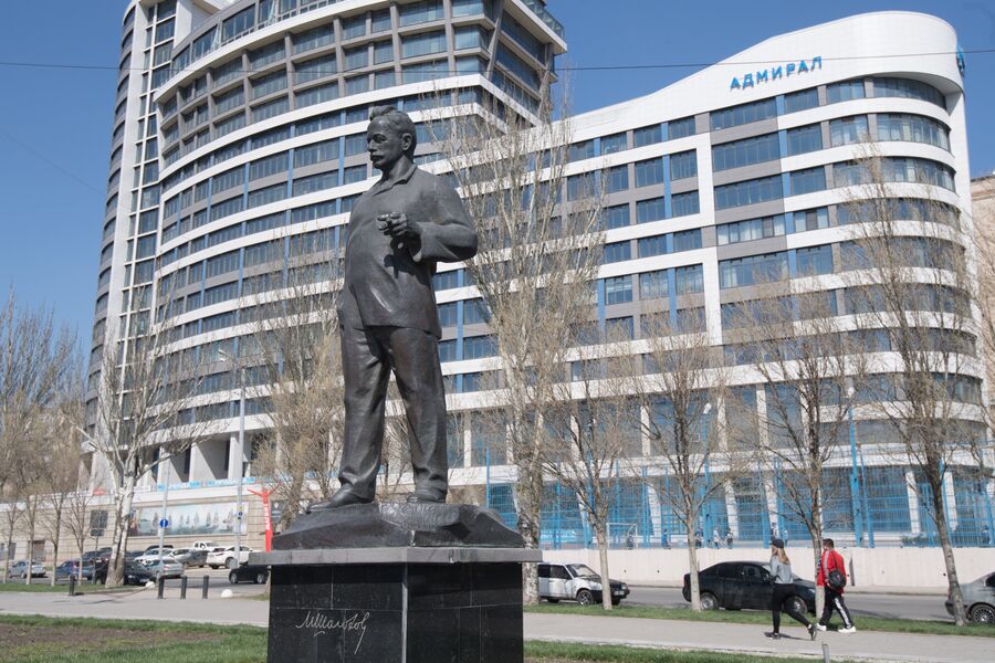 Памятник Михаилу Шолохову в Ростове - на Дону. На заднем плане - ЖК Адмирал