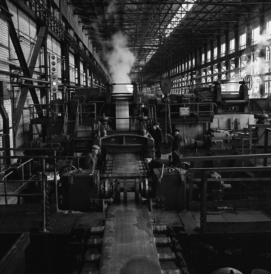 В цехе холодного проката Новолипецкого металлургического комбината (НЛМК). 1960 год