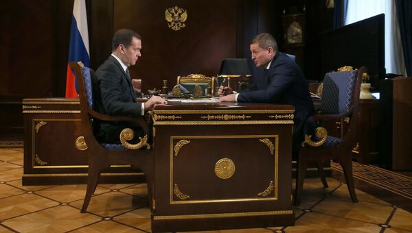 Председатель правительства РФ Дмитрий Медведев и губернатор Волгоградской области Андрей Бочаров во время встречи. 27 апреля 2018