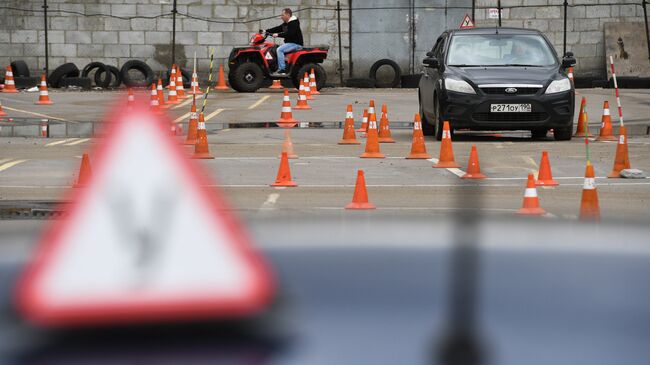 Во время практических занятий в автошколе. Архивное фото