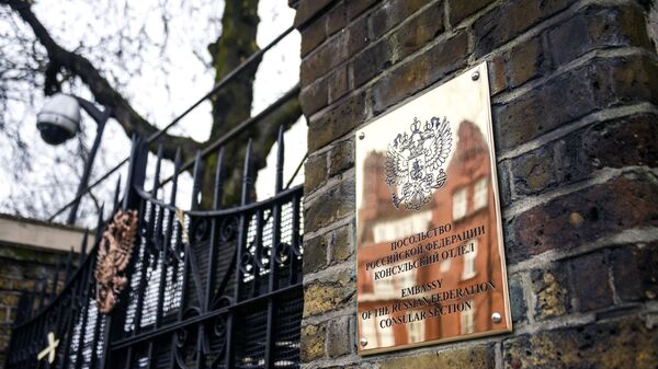 Табличка на здании российского посольства в Лондоне. Архивное фото