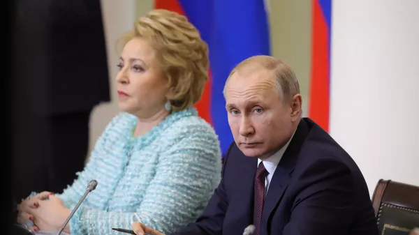 Президент РФ Владимир Путин и председатель Совета Федерации РФ Валентина Матвиенко во время встречи по случаю Дня российского парламентаризма в Санкт-Петербурге. 27 апреля 2018