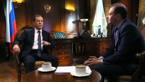 Председатель правительства РФ Дмитрий Медведев во время интервью ведущему программы Вести в субботу Сергею Брилеву