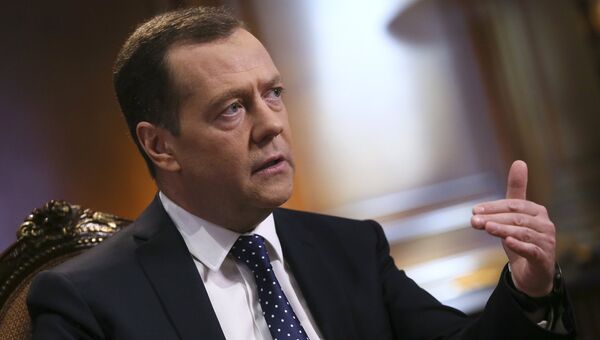 Председатель правительства РФ Дмитрий Медведев во время интервью ведущему программы Вести в субботу Сергею Брилеву