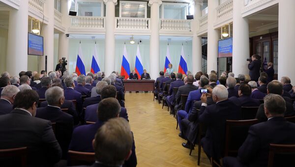 Президент РФ Владимир Путин во время встречи по случаю Дня российского парламентаризма в Санкт-Петербурге. 27 апреля 2018