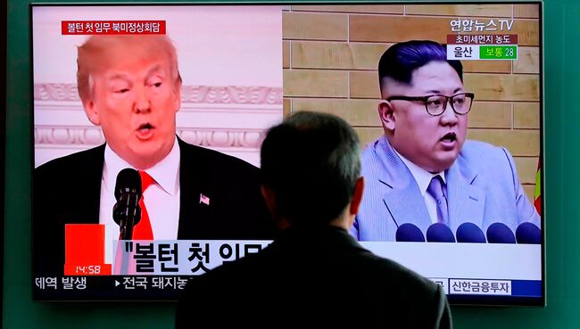 Портреты Дональда Трампа и Ким Чен Ына на экране телевизора в Сеуле, Южная Корея. Архивное фото
