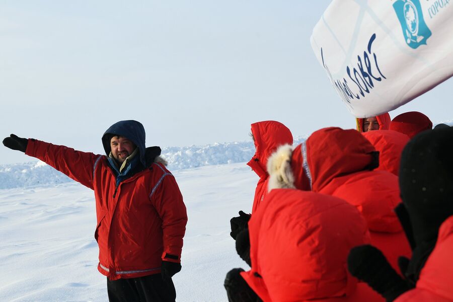 Полярник Матвей Шпаро и участники 10-й Большой арктической экспедиции под его руководством на Северном полюсе