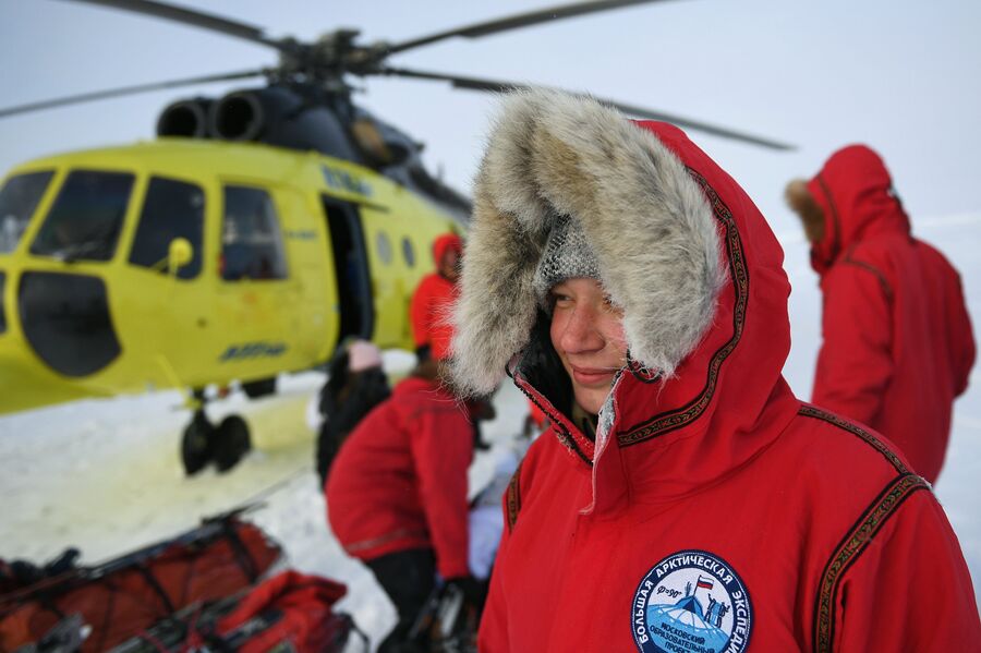 Участница 10-й Большой арктической экспедиции под руководством полярника Матвея Шпаро на Северном полюсе