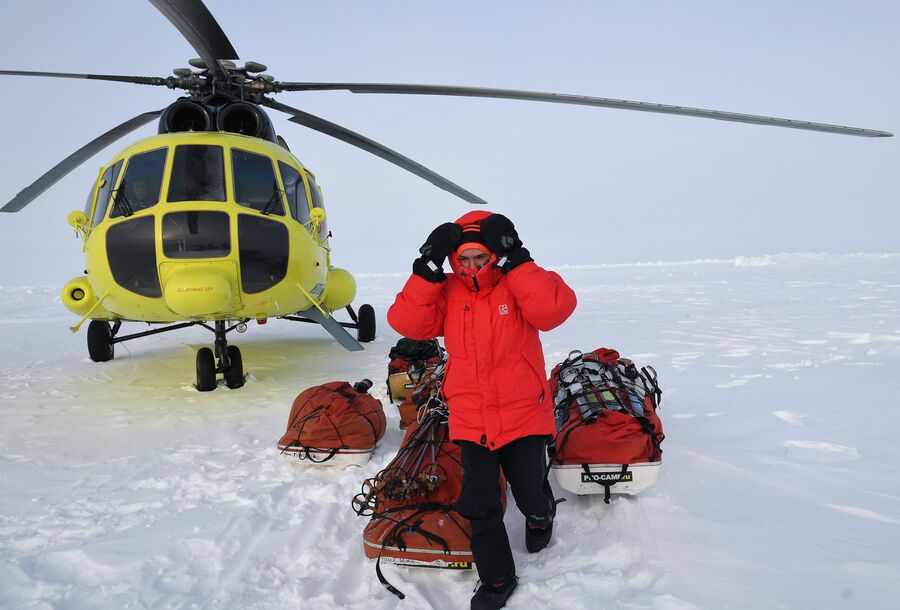 Участник 10-й Большой арктической экспедиции под руководством полярника Матвея Шпаро на Северном полюсе