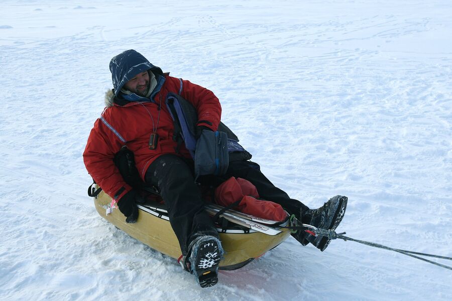 Руководитель 10-й Большой арктической экспедиции, полярник Матвей Шпаро на Северном полюсе