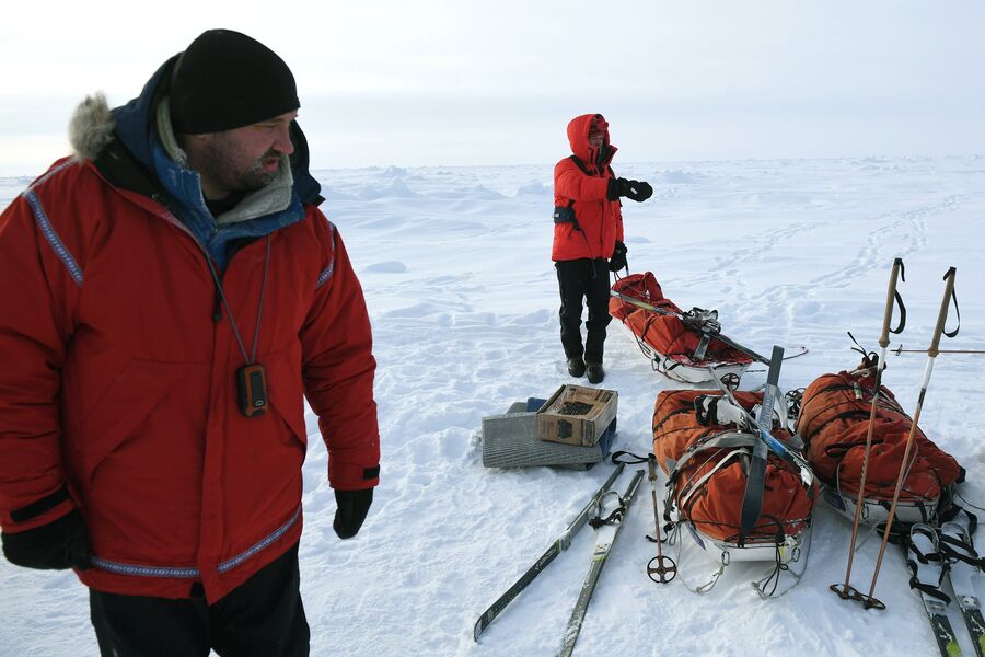 Руководитель 10-й Большой арктической экспедиции, полярник Матвей Шпаро (слева) на Северном полюсе