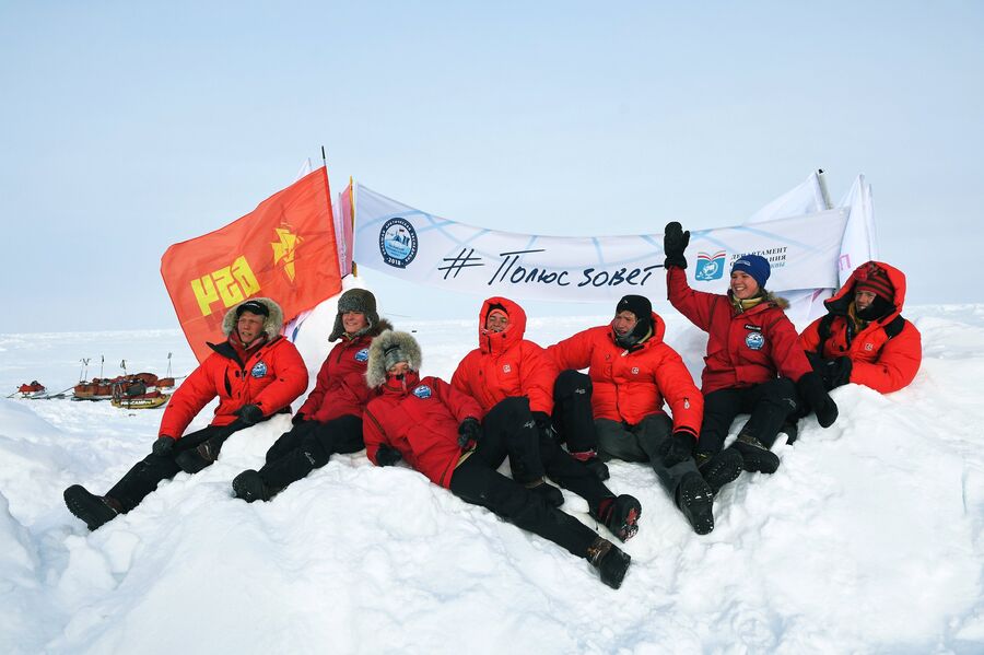 Участники 10-й Большой арктической экспедиции под руководством полярника Матвея Шпаро на Северном полюсе