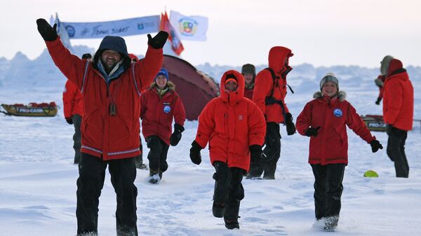 Полярник Матвей Шпаро (слева) и участники 10-й Большой арктической экспедиции на Северном полюсе