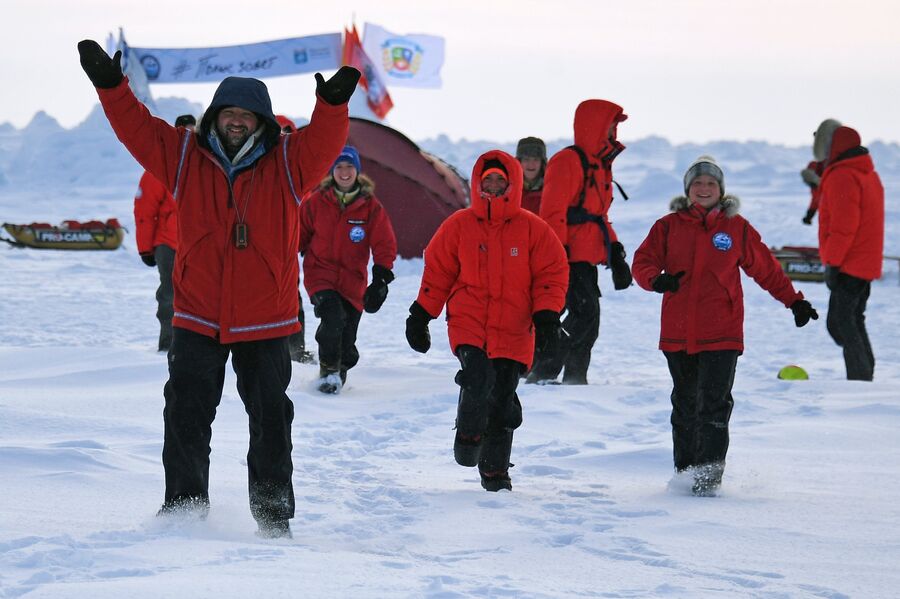 Полярник Матвей Шпаро (слева) и участники 10-й Большой арктической экспедиции под его руководством на Северном полюсе