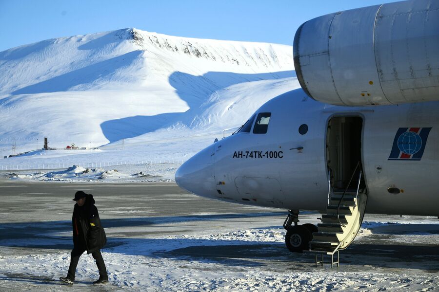 Самолет с участниками 10-й Большой арктической экспедиции под руководством полярника Матвея Шпаро приземлился в аэропорту Лонгйир в Шпицбергене