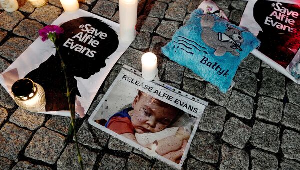 Портреты и свечи во время акции в поддержку Элфи Эванса возле посольства Великобритании в Варшаве, Польша. 26 апреля 2018