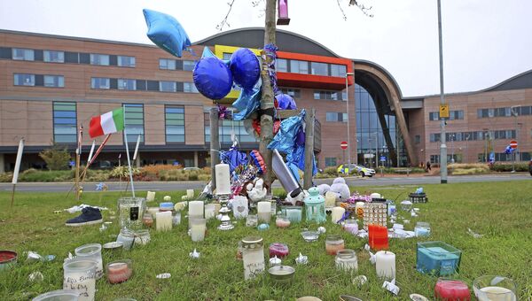 Свечи и воздушные шарики возле детской больницы в Ливерпуле, где находился тяжелобольной Элфи Эванс. 27 апреля 2018
