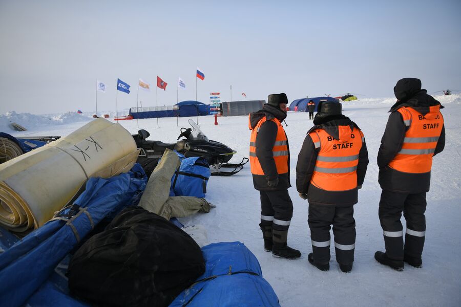 Участники 10-й Большой арктической экспедиции под руководством полярника Матвея Шпаро на Северном полюсе