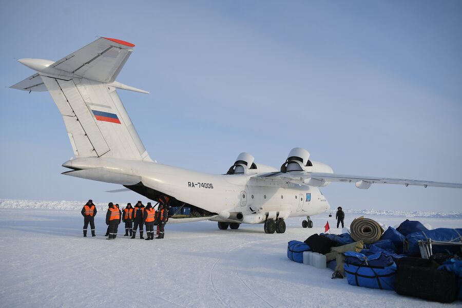 Самолет с участниками 10-й Большой арктической экспедиции