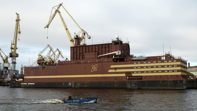 Буксировка плавучей атомной энергетической станции Академик Ломоносов с территории Балтийского завода в Санкт-Петербурге. 28 апреля 2018