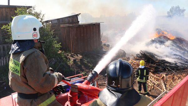 Сотрудники МЧС во время тушения пожара