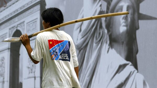 Китайский рабочий в центре Пекина, КНР. Архивное фото