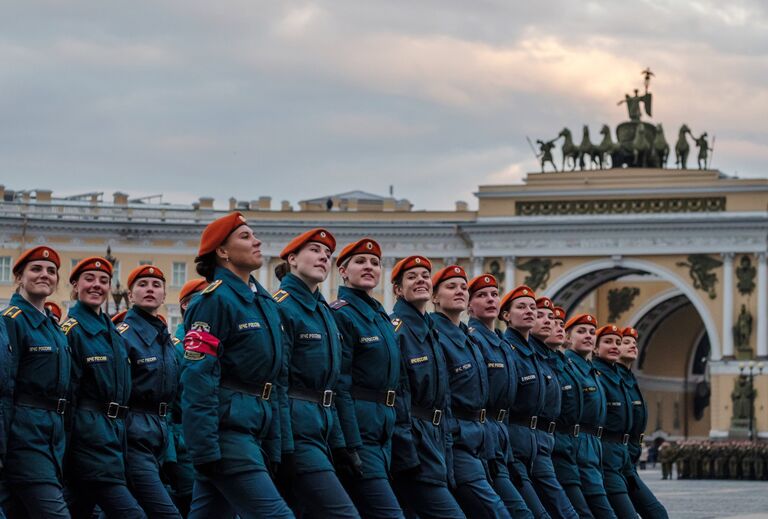 Парадные расчеты военнослужащих на репетиции военного парада, посвященного 73-й годовщине Победы в Великой Отечественной войне, на Дворцовой площади в Санкт-Петербурге