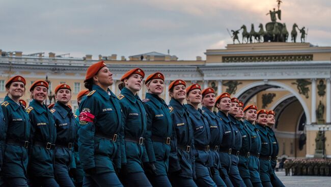 Парадные расчеты военнослужащих на репетиции военного парада. Архивное фото