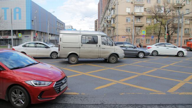 Дорожная разметка нового типа (вафельная) на перекрестке улиц Ленинской Слободы и Велозаводской в Москве