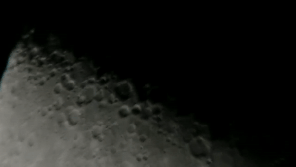 Астроном-любитель снял на видео странные объекты, пролетевшие мимо Луны