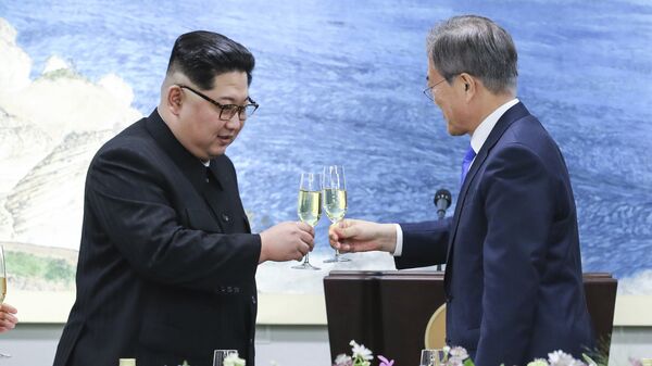 Лидер Северной Кореи Ким Чен Ын и президент Южной Кореи Мун Чжэ Ин во время встречи в демилитаризованной зоне. 27 апреля 2018