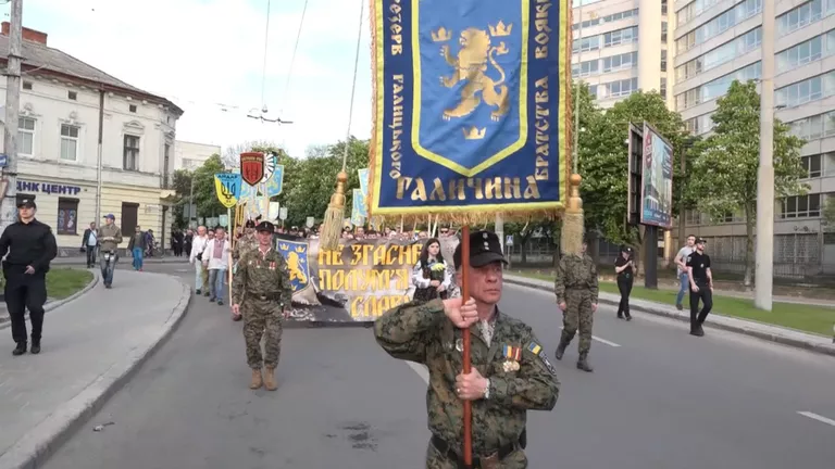 Неонацисты прошли маршем по Львову в годовщину создания дивизии СС Галичина Неонацисты прошли маршем по Львову в годовщину создания дивизии СС Галичина