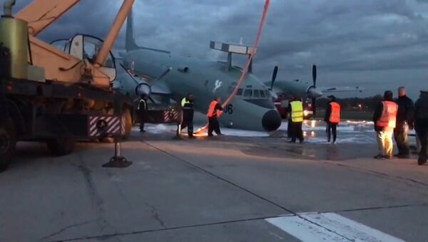 Сотрудники аэропорта краном подняли с ВПП аварийно севший Ил-38 в Жуковском