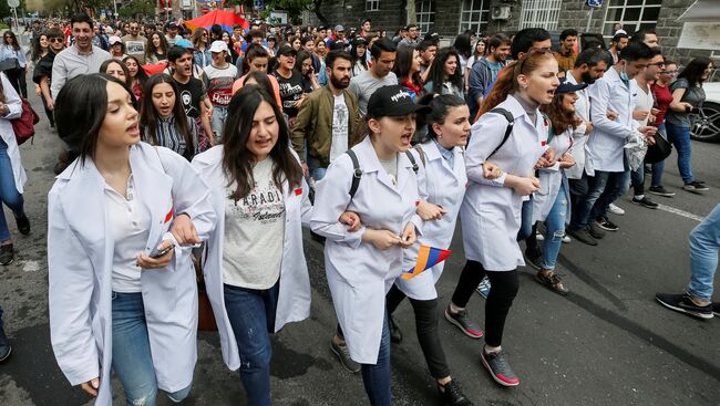 Студенты медицинского университета на демонстрации а Армении