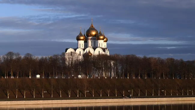 Вид на Успенский кафедральный собор в Ярославле. Архивное фото