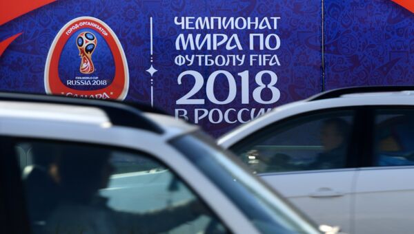Логотип Кубка конфедераций FIFA 2017 к Чемпионату мира по футболу 2018 в России на улице в Самаре. Архивное фото